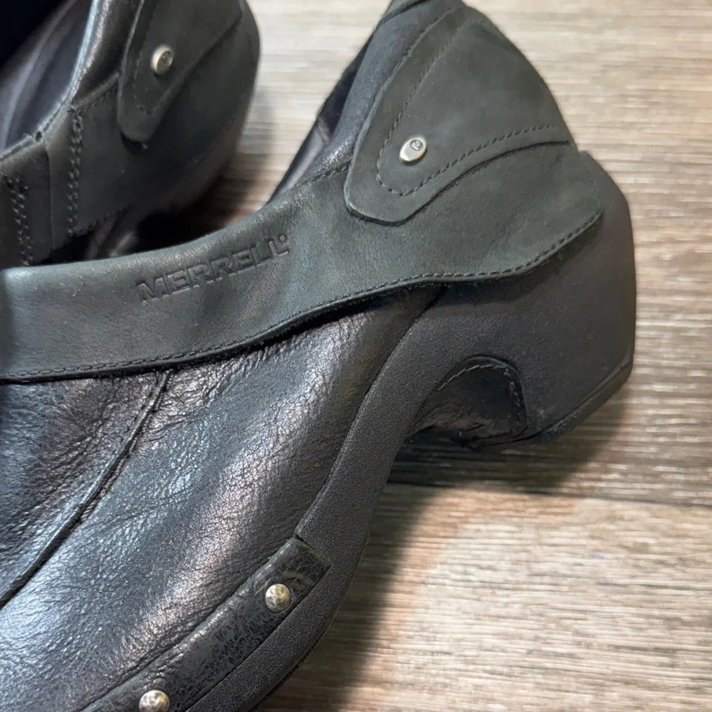 Merrell Black Leather shoes with Studded Detail woman’s 9.5 (s202)